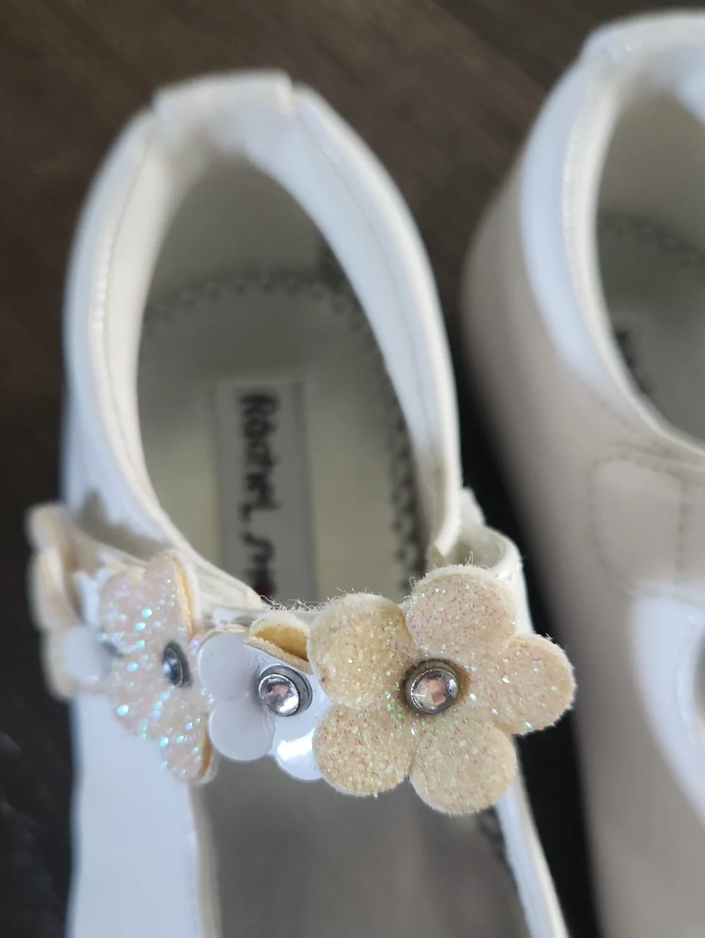 RACHEL SHOES- White w/ flowers. Size baby girl 9